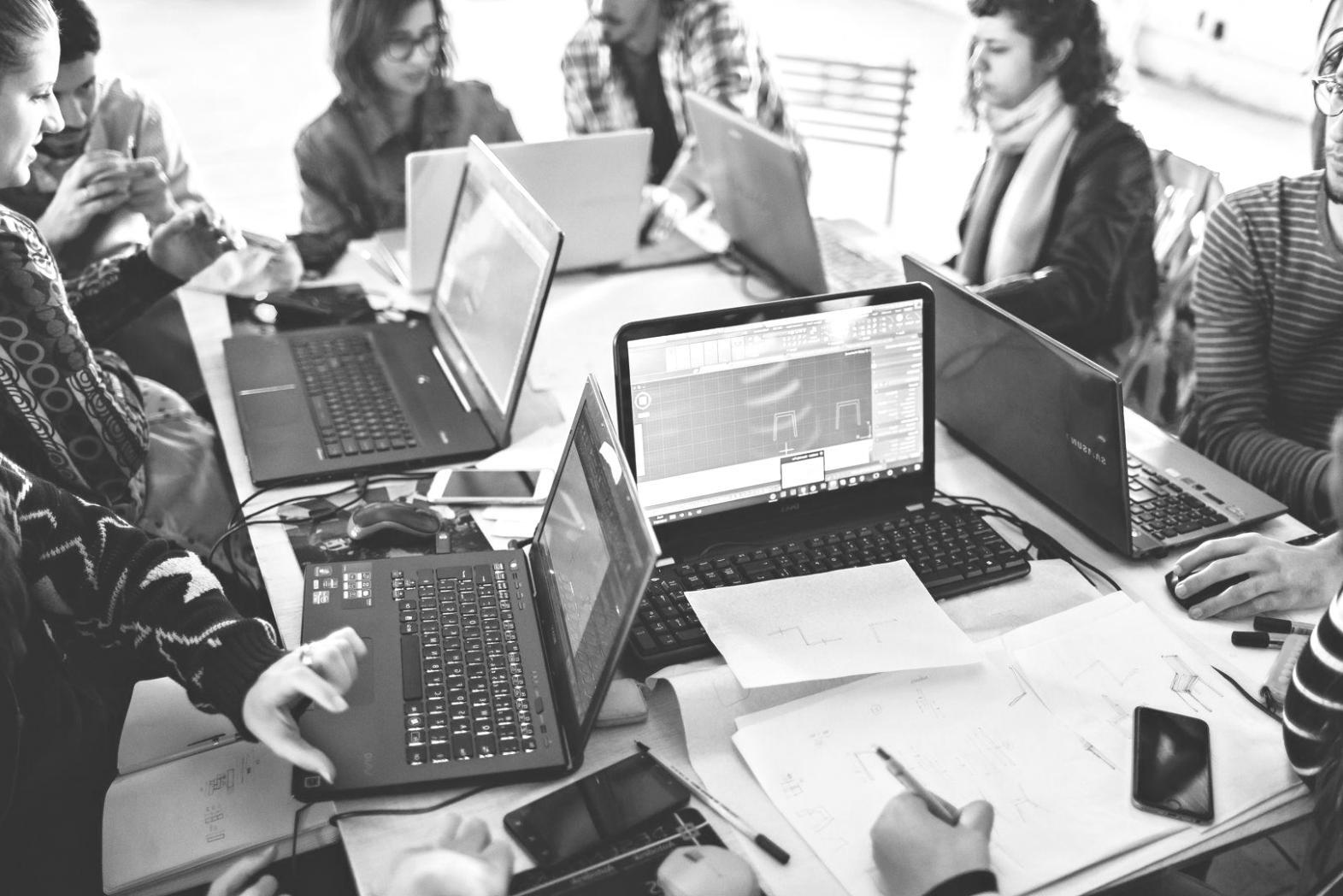 Sessão de análise financeira durante webinar sobre gestão de excedentes orçamentais
